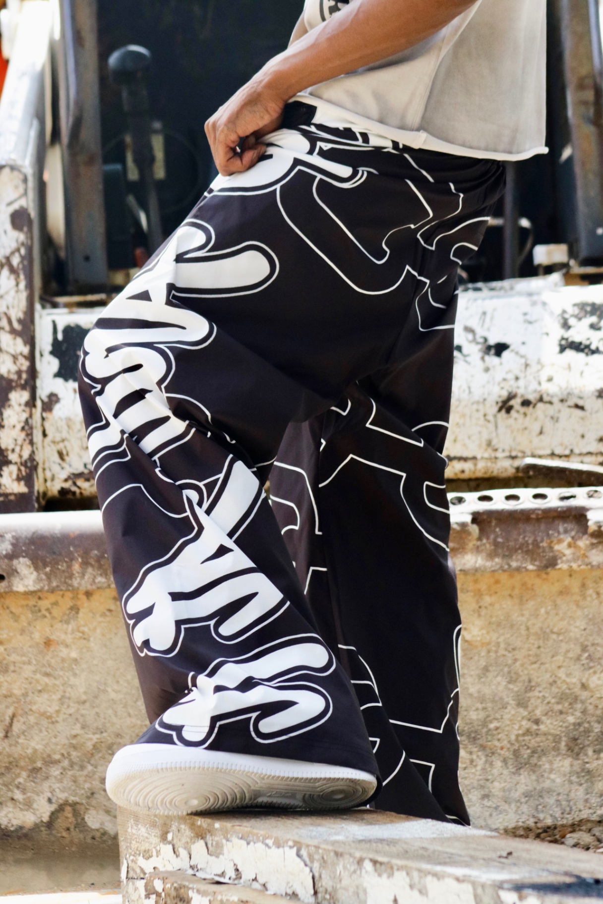 Graffiti script wide-leg pant